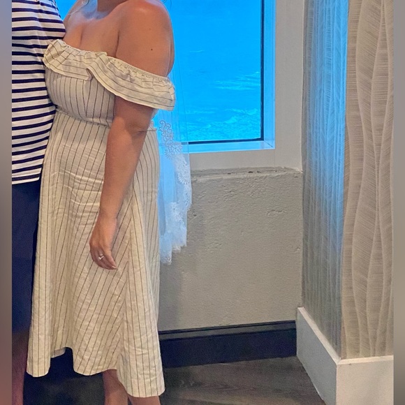 Off white Ann Taylor, off the shoulder dress size 6 - Picture 4 of 4